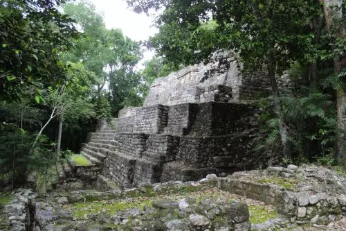 Balamku-Pyramide Seitenansicht.JPG