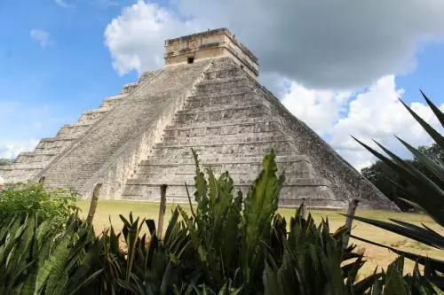 Chichen Itza-Pyramide.JPG