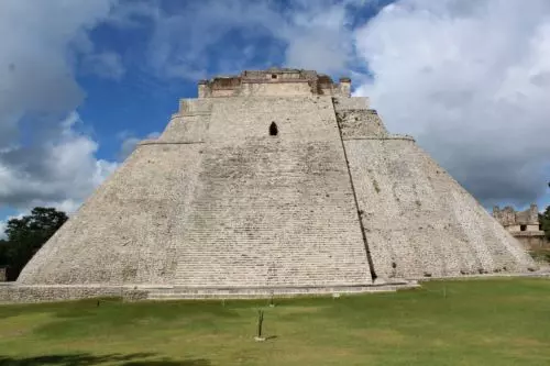 Uxmal-Pyramide.JPG